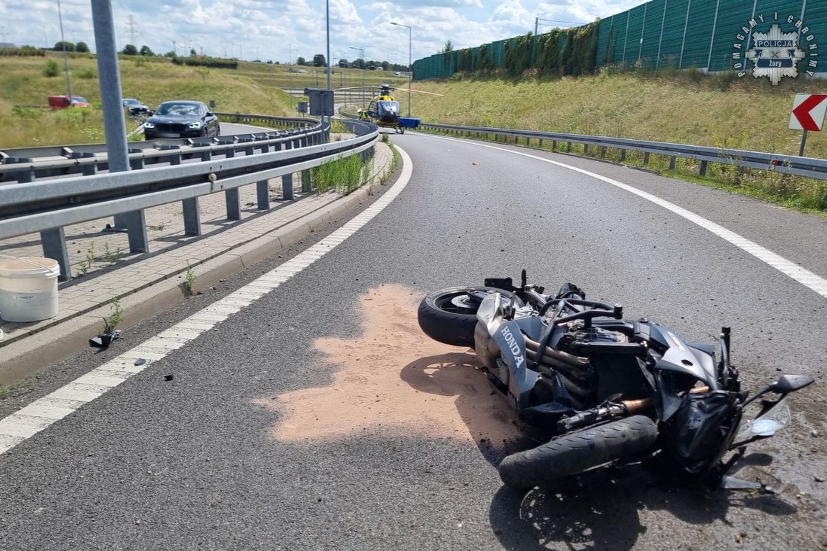 Groźny wypadek na A1 – motocyklista uderzył w barierę energochłonną!