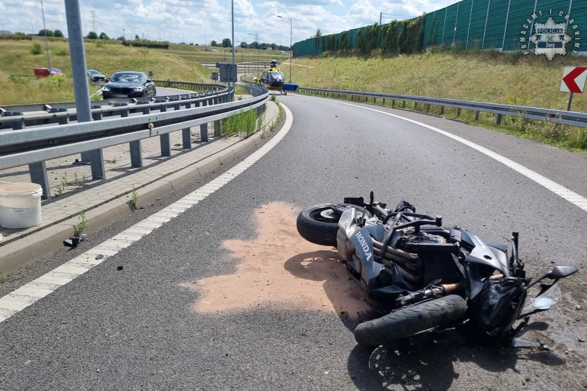 Groźny wypadek na A1 – motocyklista uderzył w barierę energochłonną!
