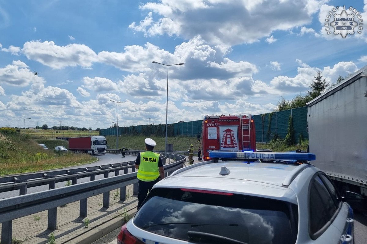 Groźny wypadek na A1 – motocyklista uderzył w barierę energochłonną!