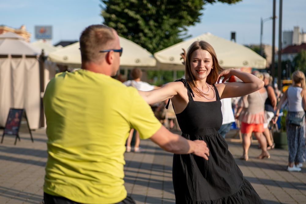 Taniec, zabawa i pozytywna energia – za nami Potańcówka na Placu Teatralnym!