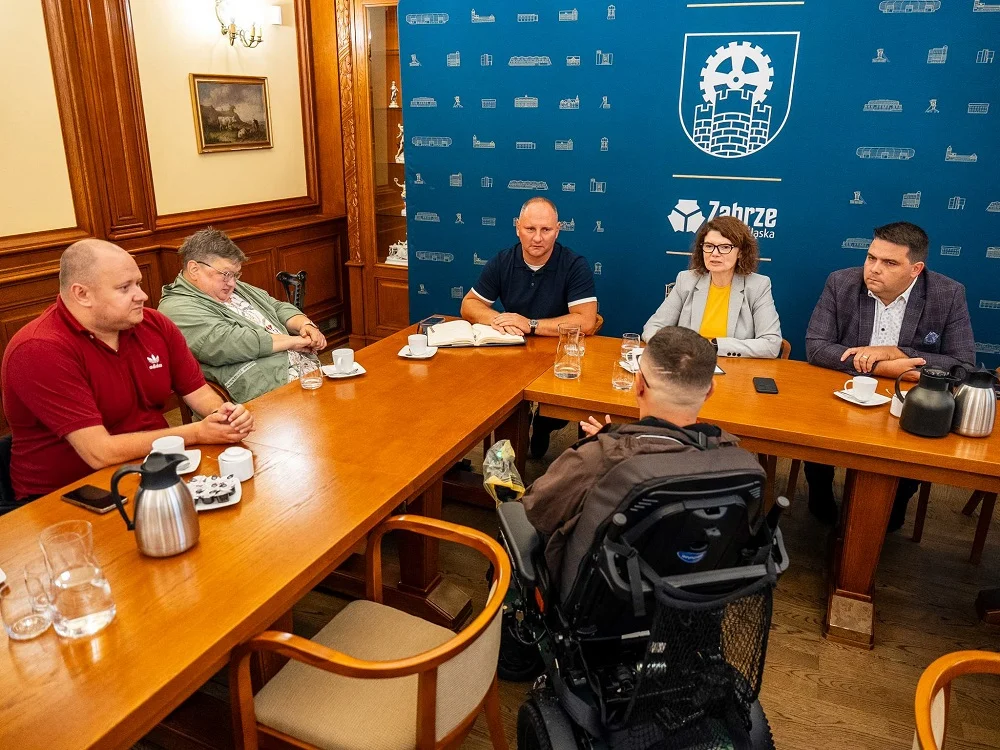 Klub Kibiców Niepełnosprawnych Górnika Zabrze z wizytą w Urzędzie Miejskim