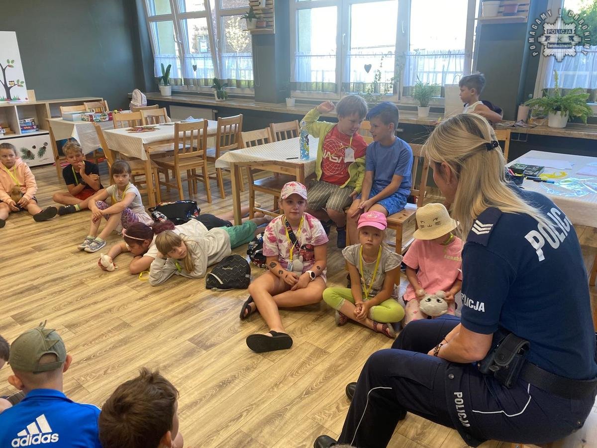 Mundurowi spotkali się z uczestnikami półkolonii. Tematem spotkania było bezpieczeństwo