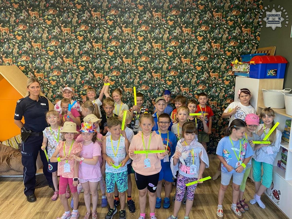Mundurowi spotkali się z uczestnikami półkolonii. Tematem spotkania było bezpieczeństwo
