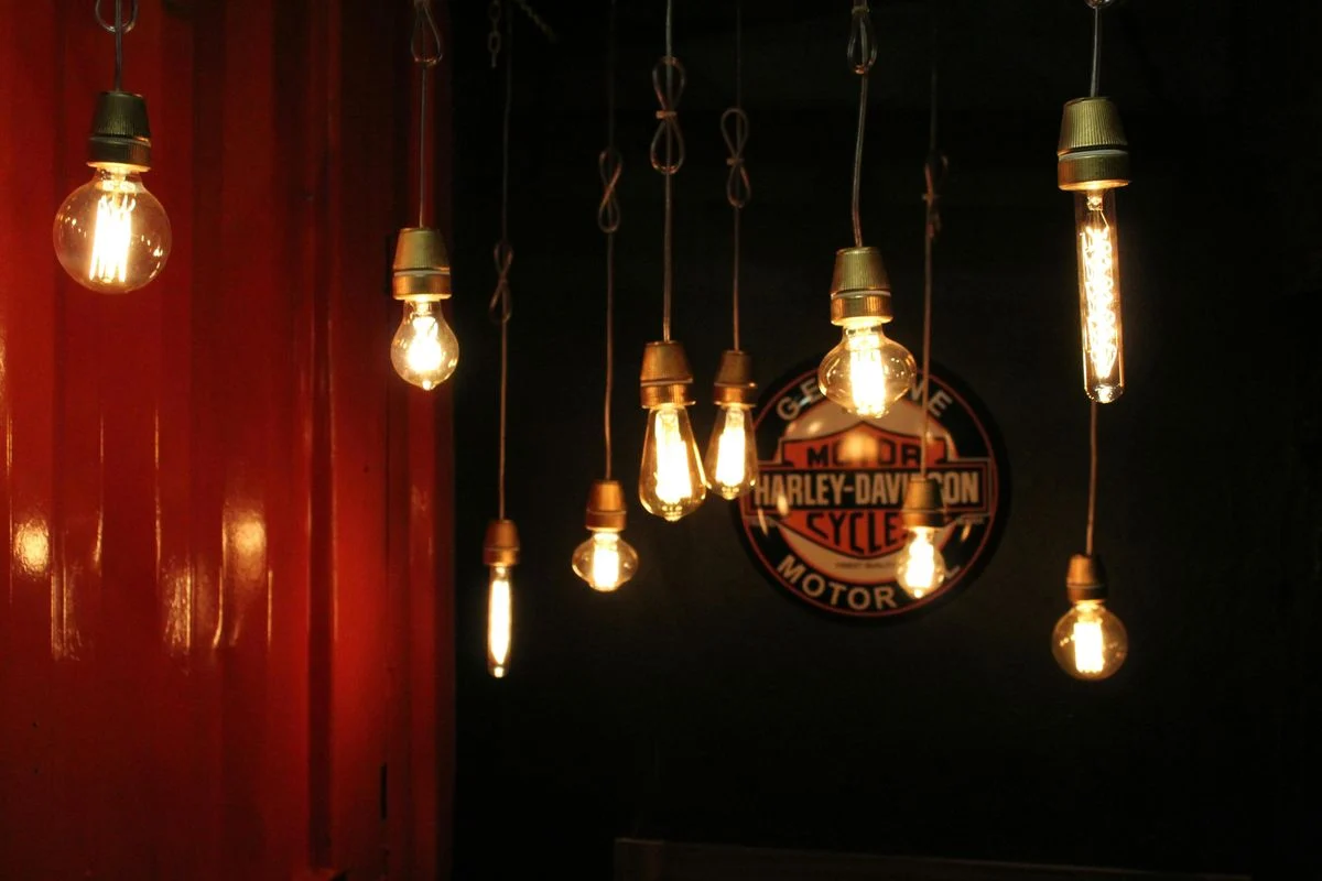 Światło, które zmienia wnętrze – najnowsze trendy w aranżacji z użyciem lamp