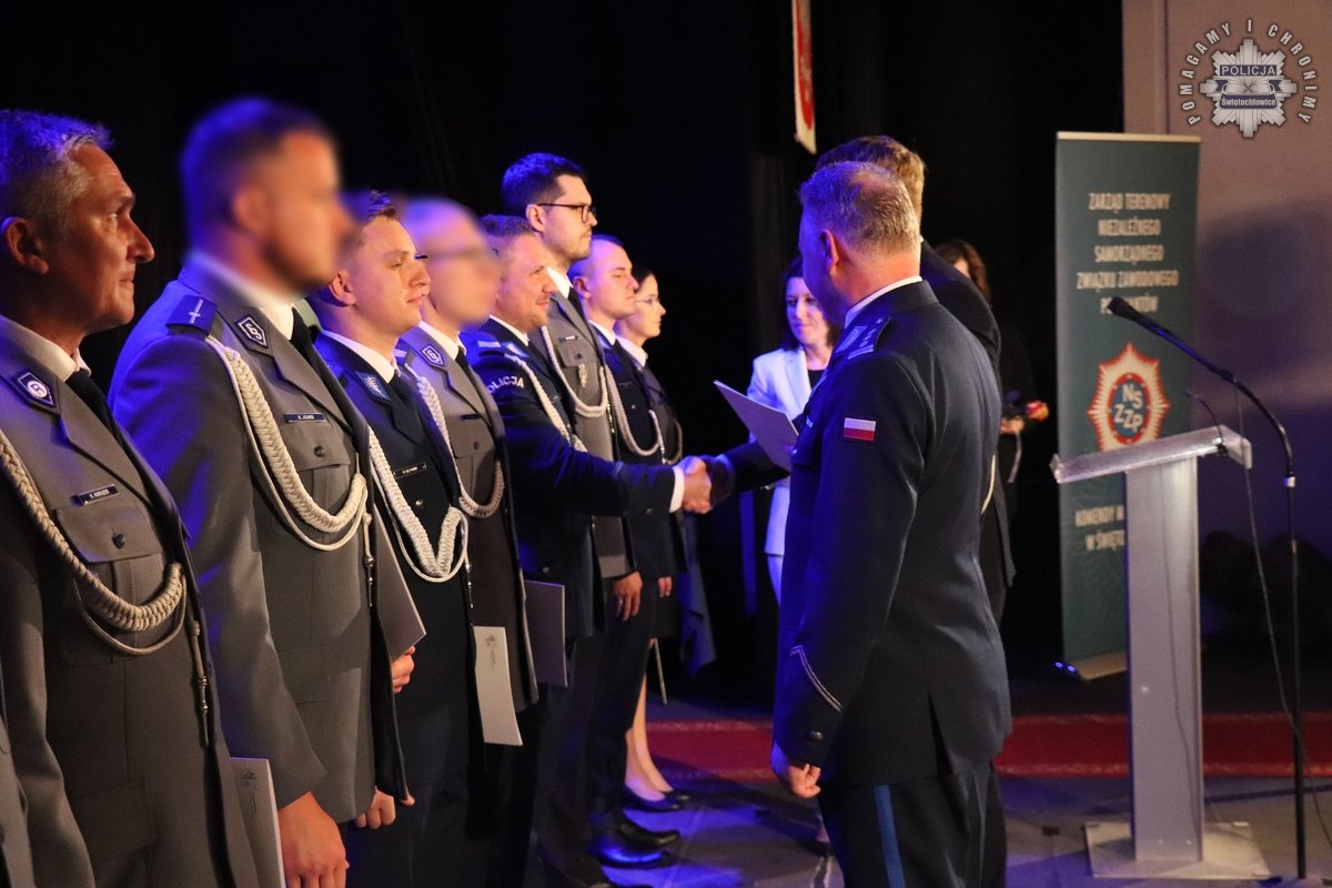 Święto Policji w Świętochłowicach: awanse, wyróżnienia i słowa uznania dla mundurowych