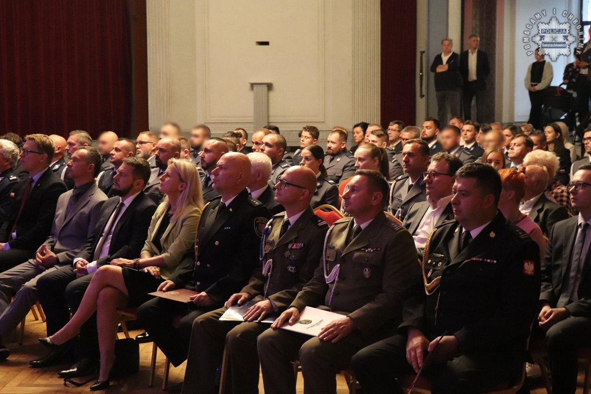 Święto Policji w Świętochłowicach: awanse, wyróżnienia i słowa uznania dla mundurowych