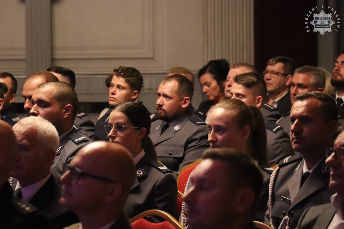 Święto Policji w Świętochłowicach: awanse, wyróżnienia i słowa uznania dla mundurowych