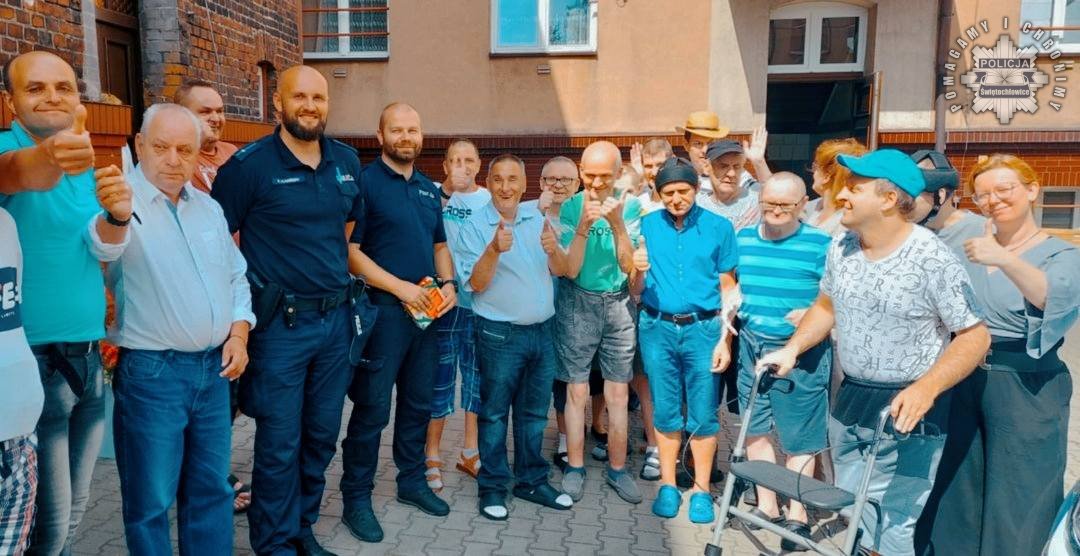 Świętochłowiccy dzielnicowi z wizytą w DPS. Rozmawiali z seniorami o bezpieczeństwie