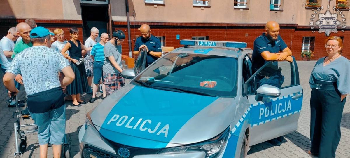 Świętochłowiccy dzielnicowi z wizytą w DPS. Rozmawiali z seniorami o bezpieczeństwie