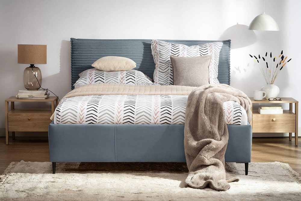 Jakie łóżko tapicerowane wybrać do sypialni w stylu coastal?