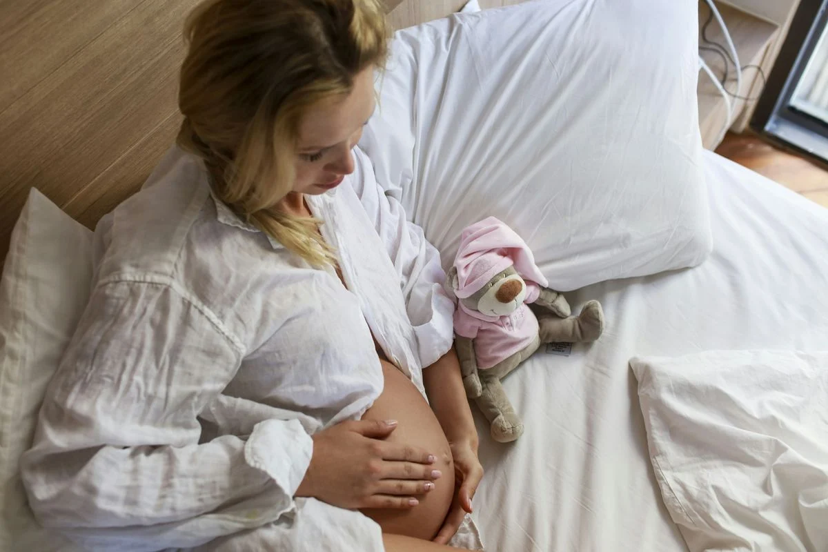 Objawy rozpoczynającego się porodu – jak je rozpoznać i nie dać się zaskoczyć?