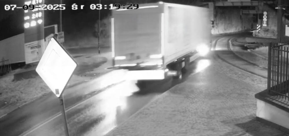 Samochód ciężarowy uszkodził tramwajową sieć trakcyjną. Występowały utrudnienia