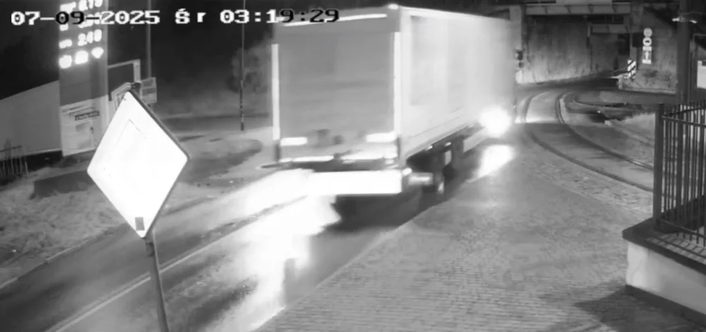 Samochód ciężarowy uszkodził tramwajową sieć trakcyjną. Występowały utrudnienia