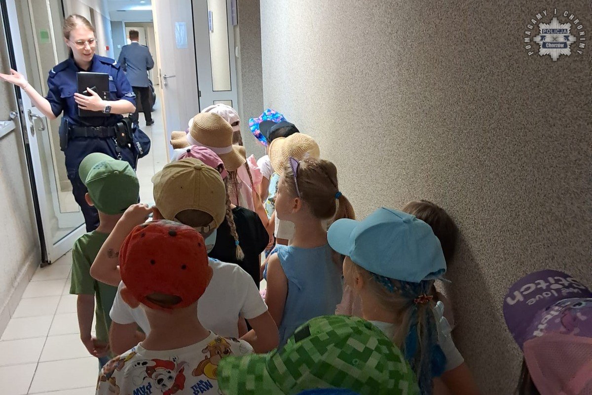 Dzieci z Przedszkola nr 17 odwiedziły chorzowskich policjantów