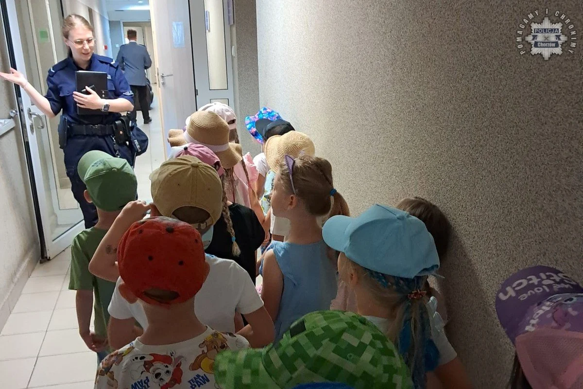 Dzieci z Przedszkola nr 17 odwiedziły chorzowskich policjantów