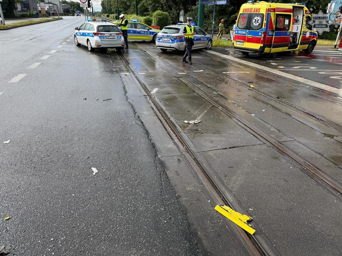Groźny wypadek w centrum Chorzowa. Trzy osoby ranne