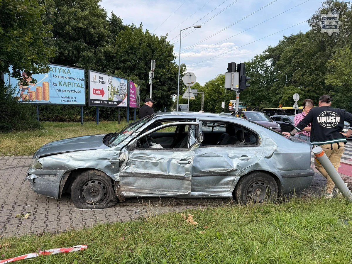 Groźny wypadek w centrum Chorzowa. Trzy osoby ranne