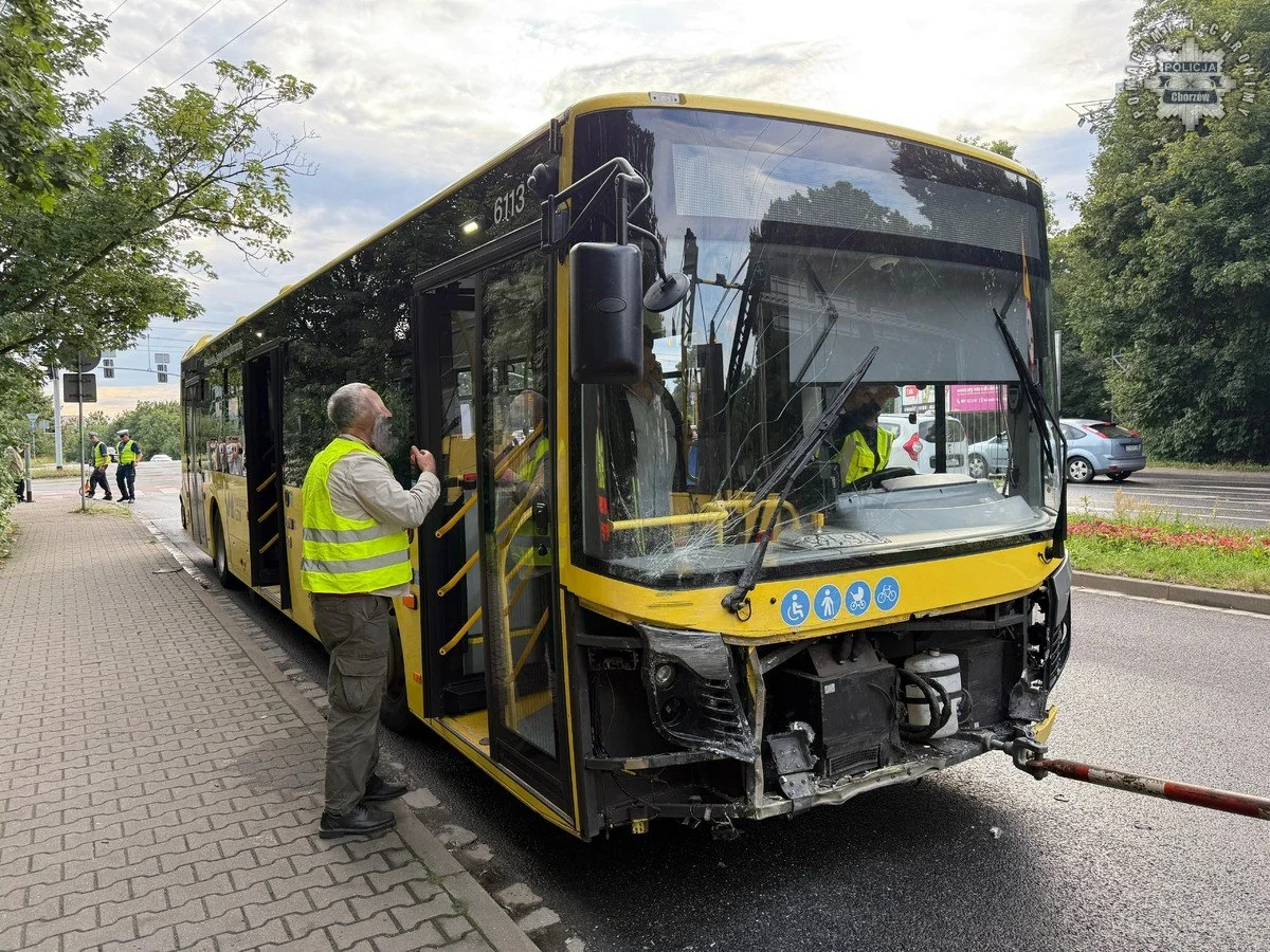Groźny wypadek w centrum Chorzowa. Trzy osoby ranne