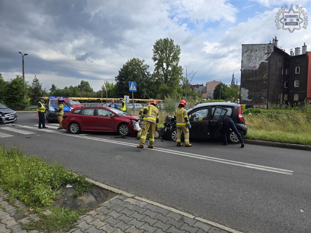 Kolizja z udziałem trzech pojazdów – utrudnienia na skrzyżowaniu Legnickiej i Bożogrobców