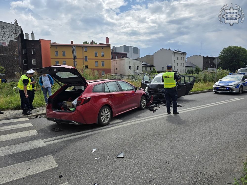Kolizja z udziałem trzech pojazdów – utrudnienia na skrzyżowaniu Legnickiej i Bożogrobców