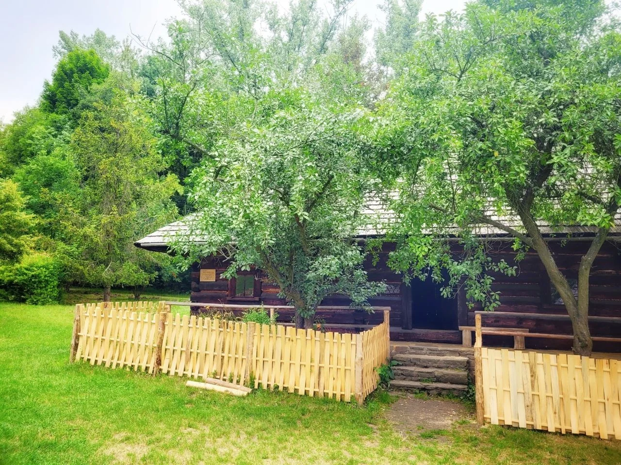 Nowy płot w chorzowskim skansenie – beskidzki klimat wokół chałupy z Istebnej