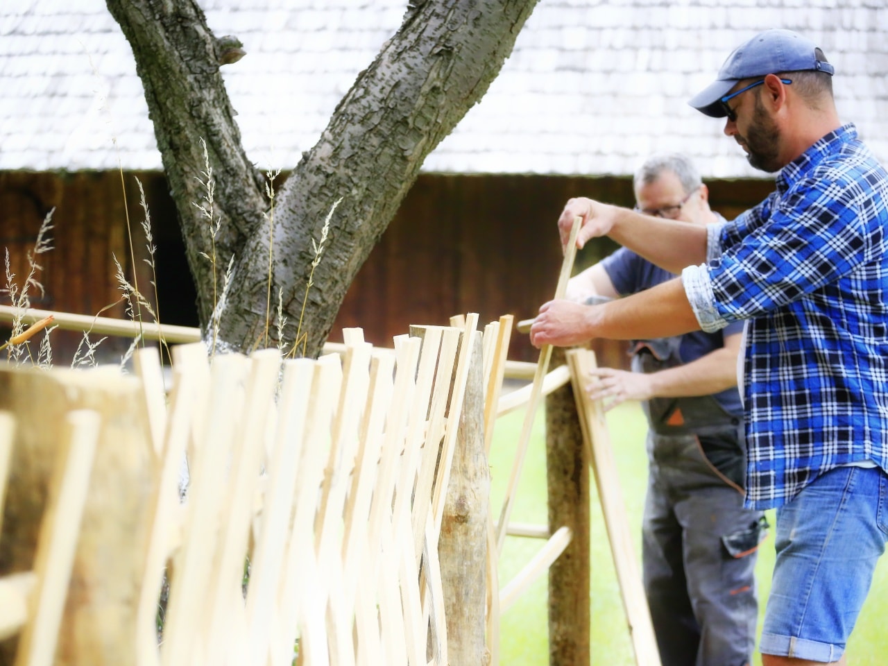Nowy płot w chorzowskim skansenie – beskidzki klimat wokół chałupy z Istebnej