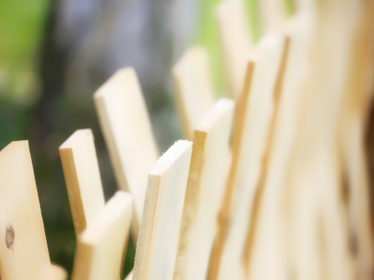 Nowy płot w chorzowskim skansenie – beskidzki klimat wokół chałupy z Istebnej