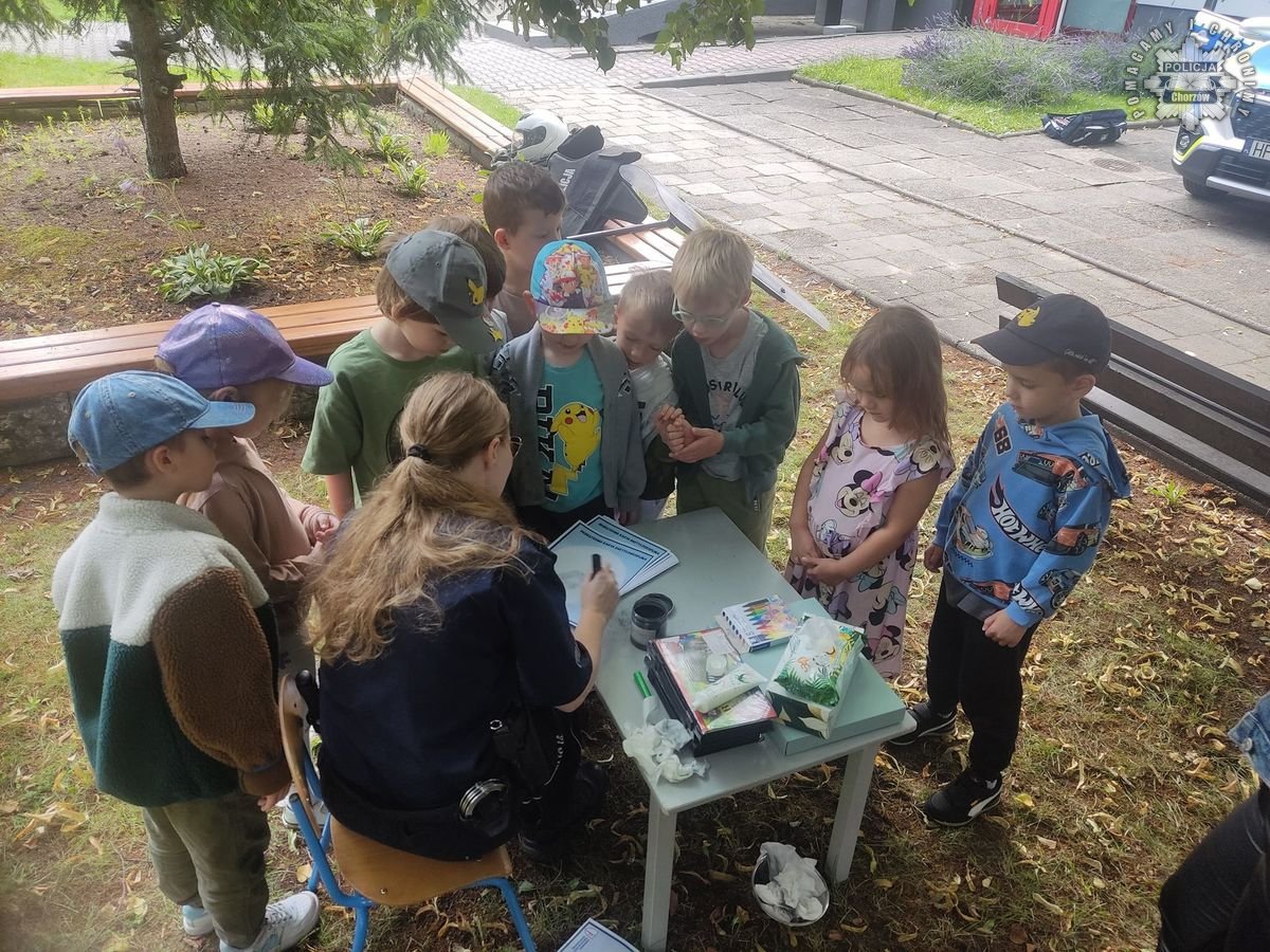 Bezpieczne wakacje z policją – w przedszkolu "Hajduczek" odbyło się edukacyjne spotkanie