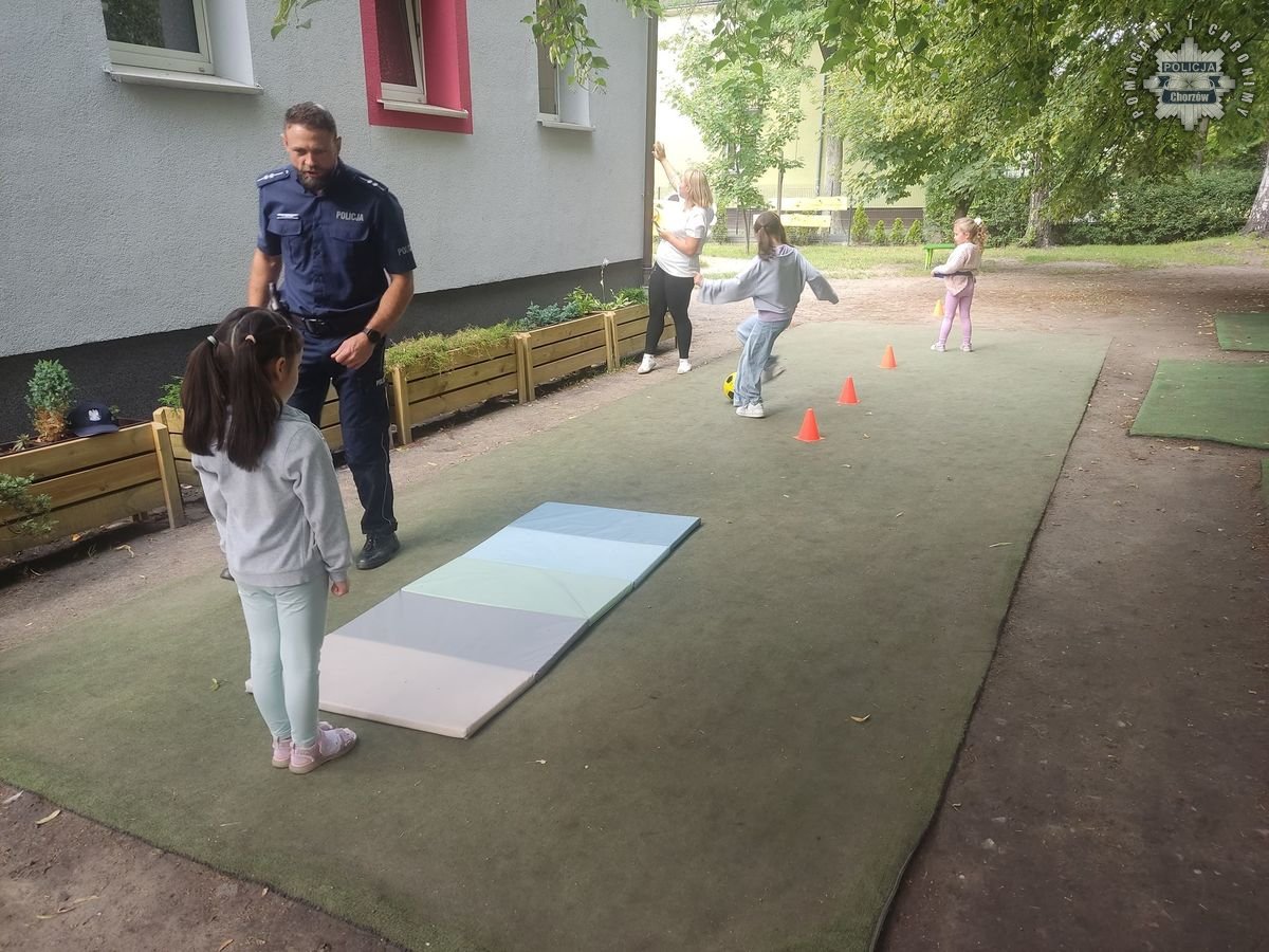 Bezpieczne wakacje z policją – w przedszkolu "Hajduczek" odbyło się edukacyjne spotkanie