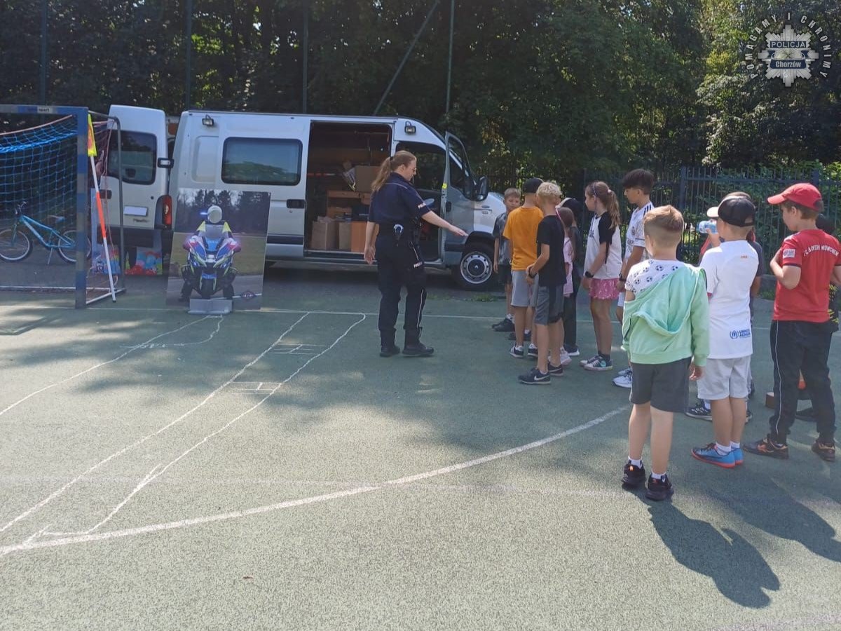 Policjanci odwiedzili dzieci na półkoloniach w Chorzowie – rozmawiali o bezpieczeństwie