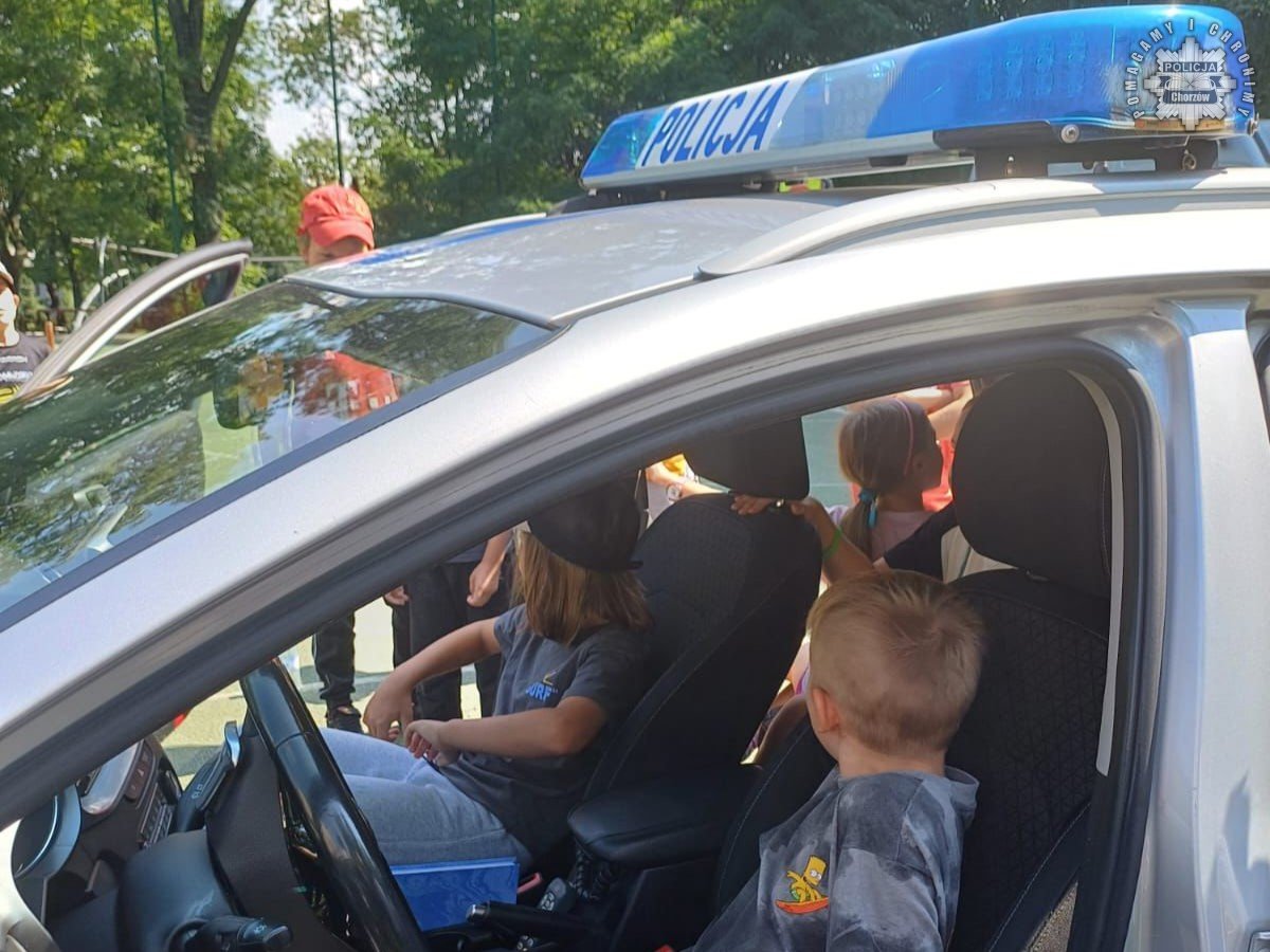 Policjanci odwiedzili dzieci na półkoloniach w Chorzowie – rozmawiali o bezpieczeństwie