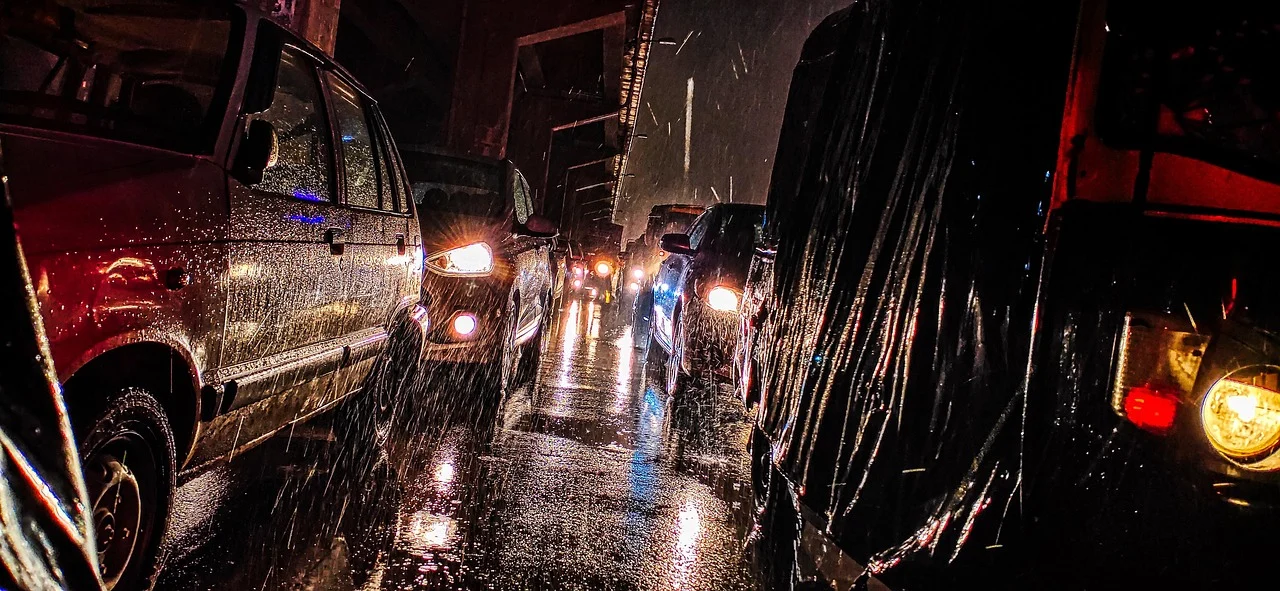 Trudne warunki na drodze – jak bezpiecznie prowadzić podczas deszczu i burzy?