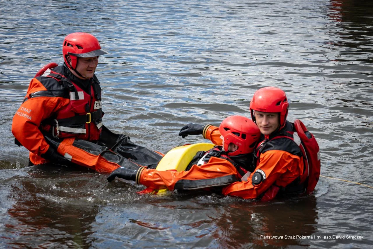 Służby ratunkowe ćwiczyły nad stawem Kokotek 8