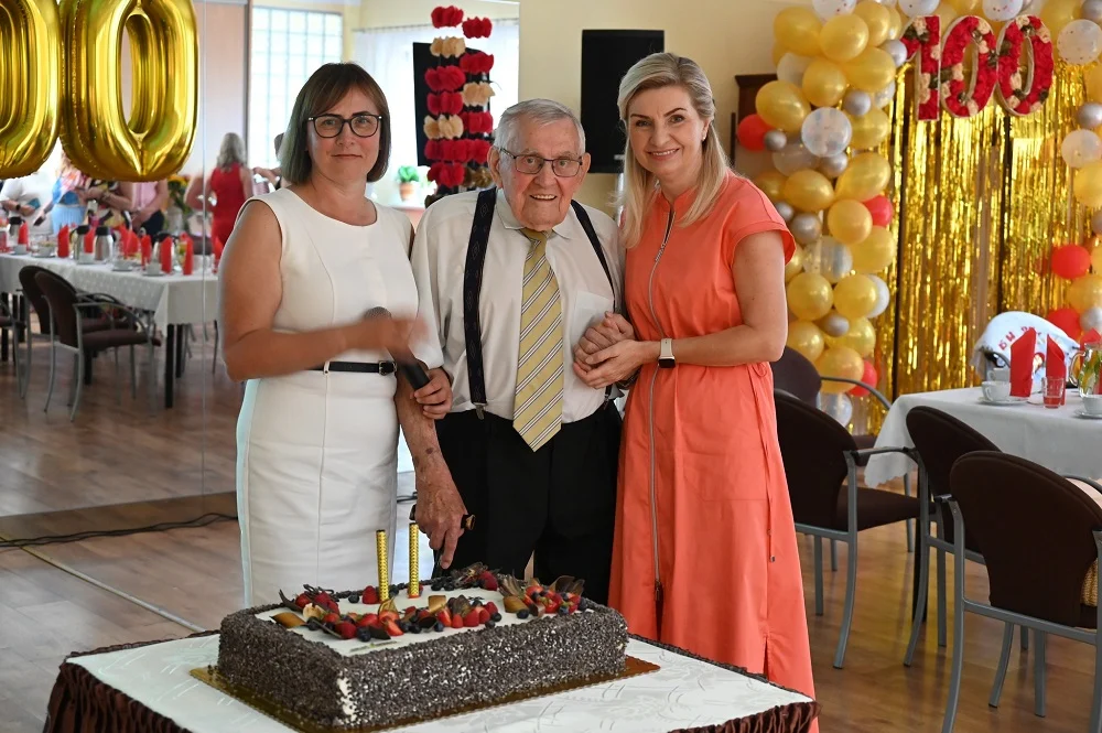 100. urodziny pana Bernarda - wspaniała uroczystość w Dziennym Domu "Senior-WIGOR"
