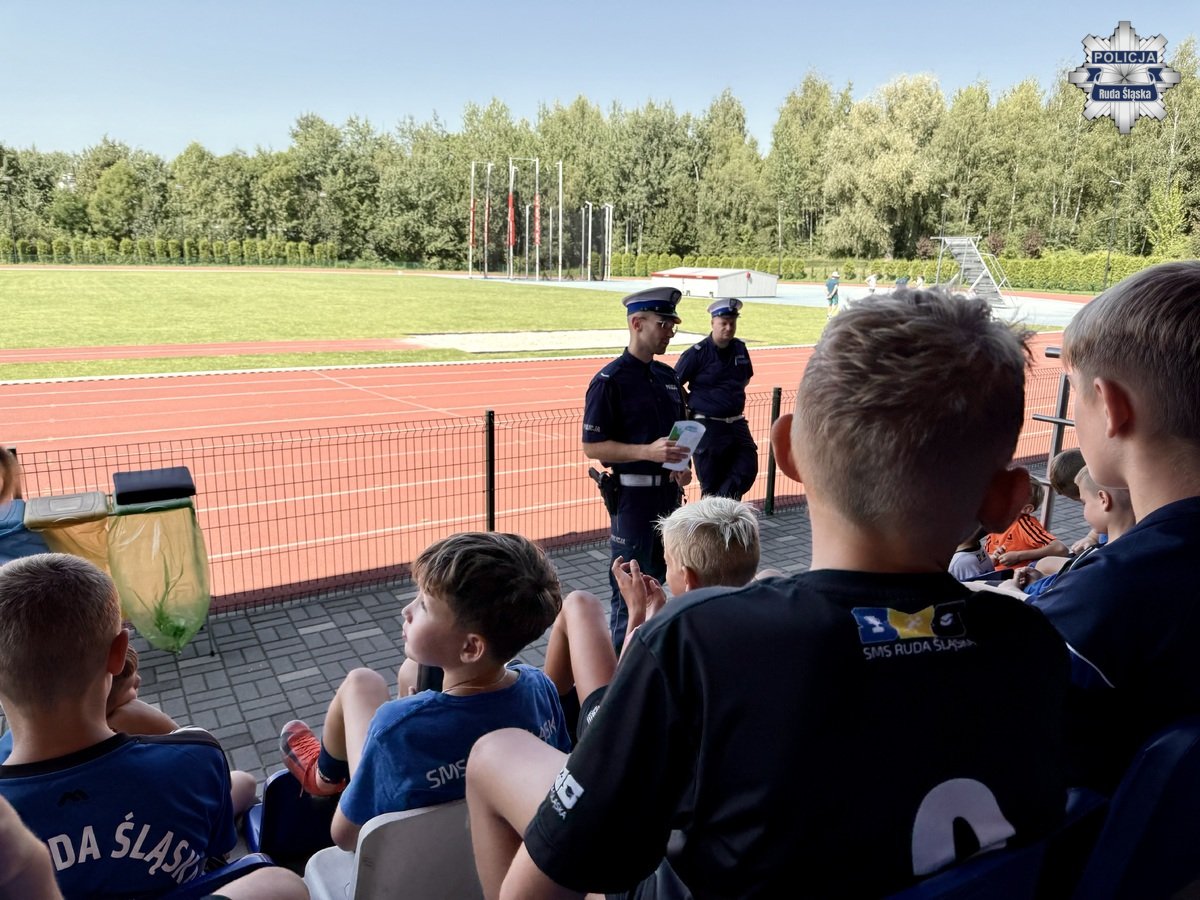 Wakacyjne zasady bezpieczeństwa – młodzi sportowcy spotkali się z policją