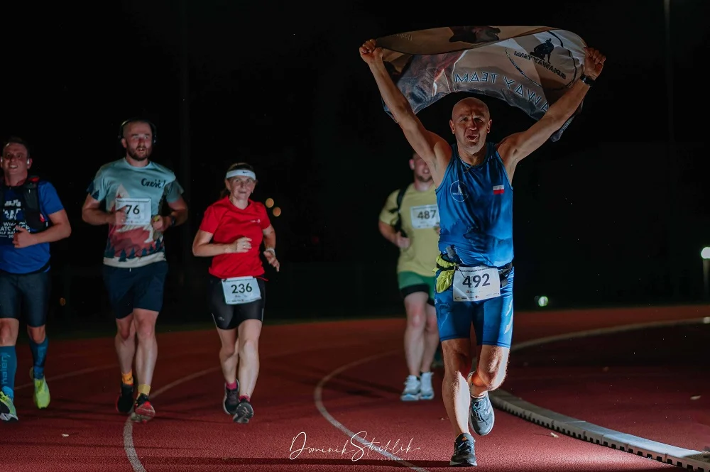 Rudzki Półmaraton Industrialny 2025: Kolejna fotorelacja z nocnego biegu przez Rudę Śląską