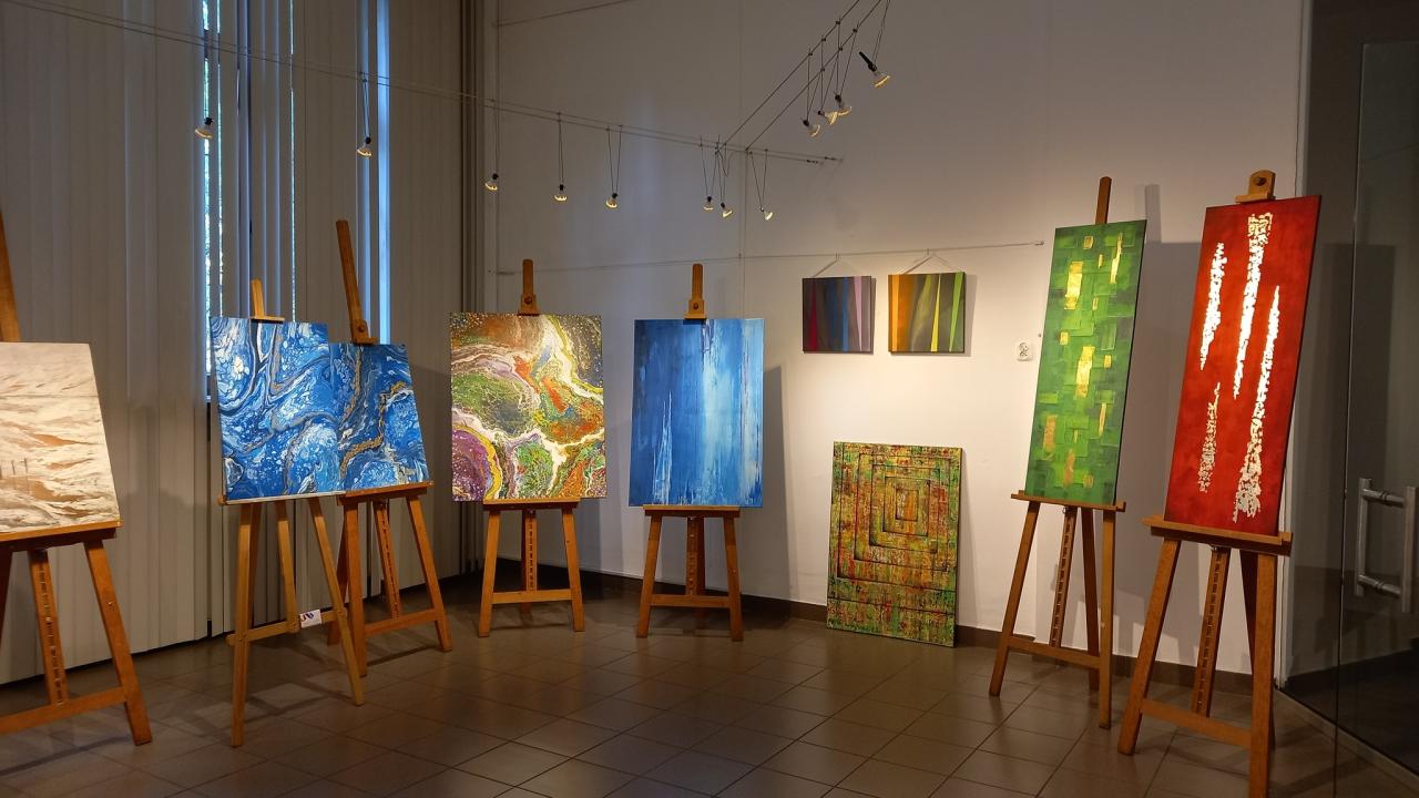 Helena Żurke prezentuje „Abstrakcję” w Galerii Fryna 7