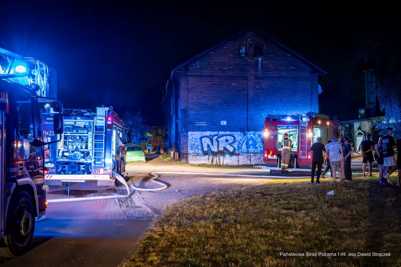Przyczepa kempingowa stanęła w ogniu. Groźny pożar w Rudzie Śląskiej