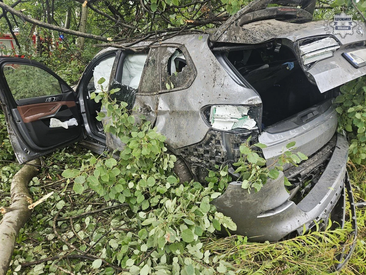 Kolizja bmw z drzewem na DK 81 w Łaziskach Górnych
