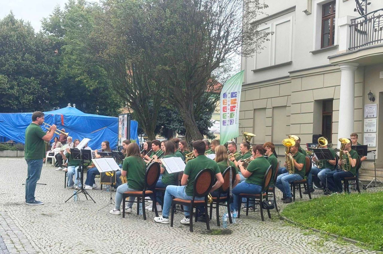 Letnie Koncerty przy Fontannie wróciły! Muzyczne emocje na rynku w Pyskowicach