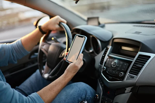 Telefon w ręku kierowcy to śmiertelne zagrożenie – zatrzymaj się, zanim odpiszesz
