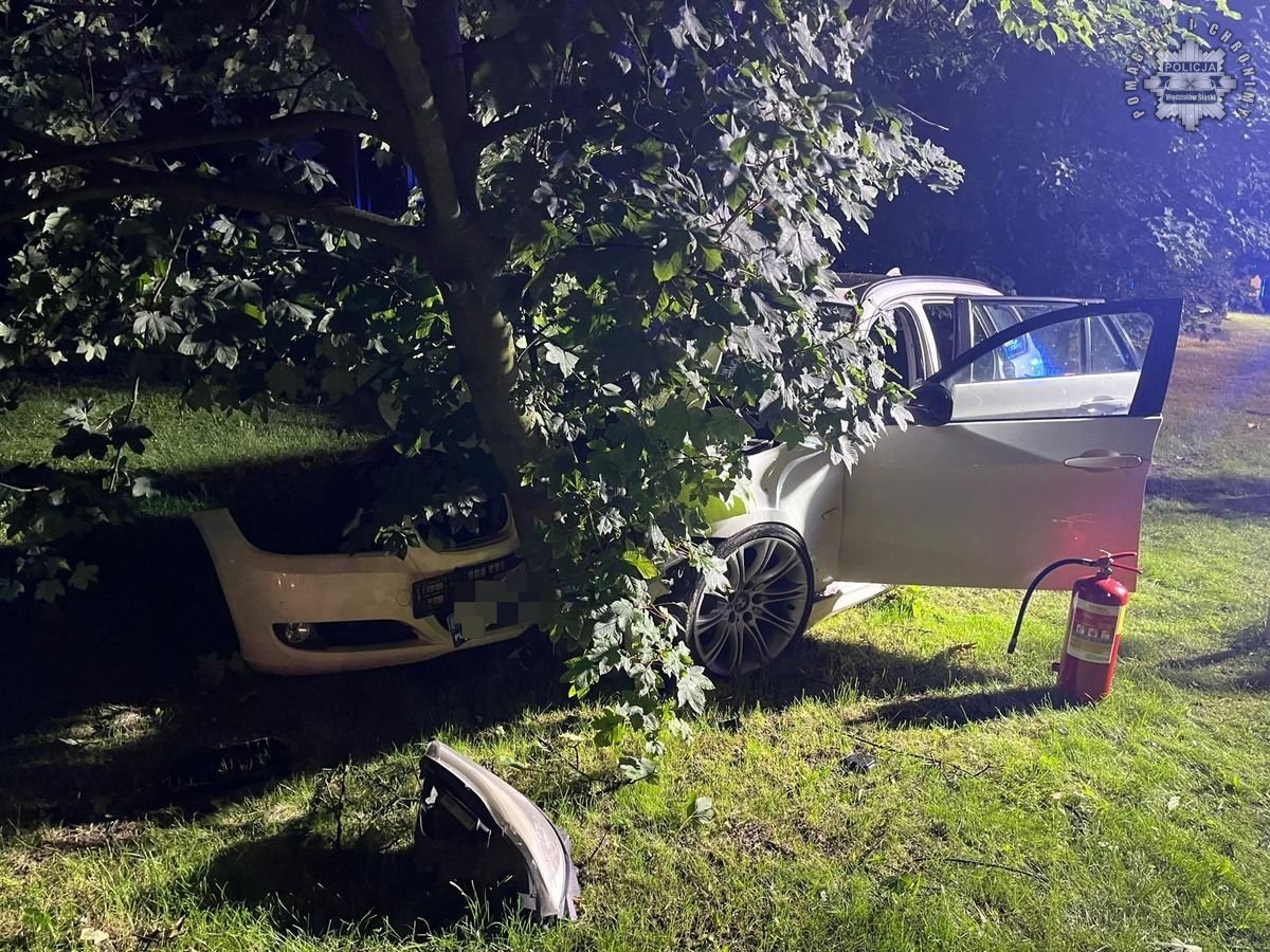 BMW uderzyło w drzewo w Rydułtowach. 18-latka trafiła do szpitala