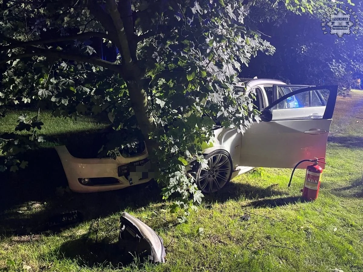 BMW uderzyło w drzewo w Rydułtowach. 18-latka trafiła do szpitala