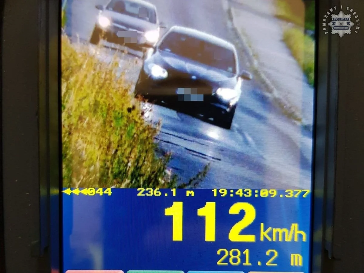 Policja zatrzymuje prawo jazdy kierowcy BMW za przekroczenie prędkości o 62 km/h