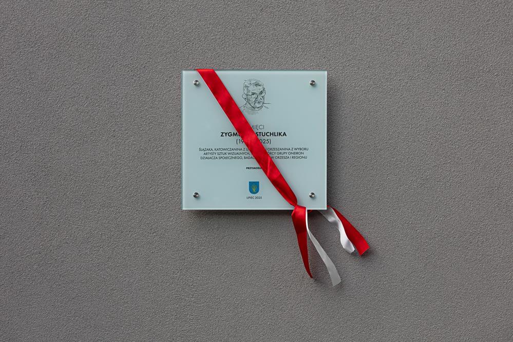 Tablica upamiętniająca Zygmunta Stuchlika odsłonięta w Orzeszu