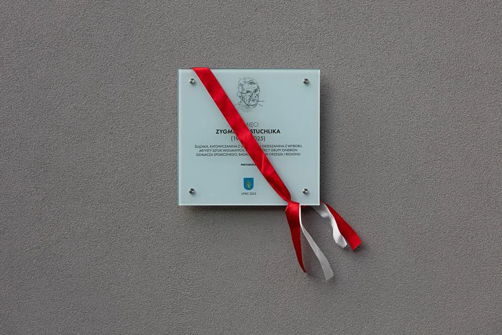 Tablica upamiętniająca Zygmunta Stuchlika odsłonięta w Orzeszu