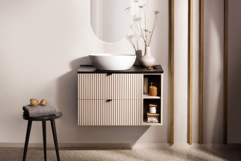 Wisząca vs. stojąca szafka umywalkowa - która jest lepsza do małej łazienki?