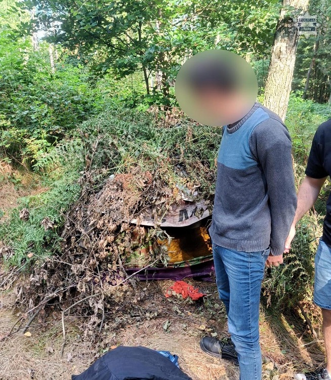 Tyscy policjanci zatrzymali 45-latka ukrywającego się w lesie