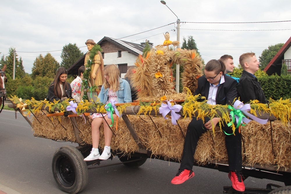 Wspólne świętowanie na Dożynkach w Zazdrości i Zawadzie – nie możesz tego przegapić!