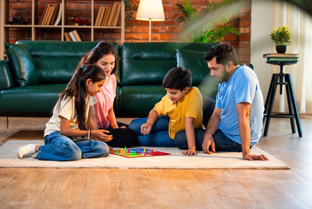 Gry rodzinne na deszczowe popołudnia – jak planszówki łączą pokolenia?